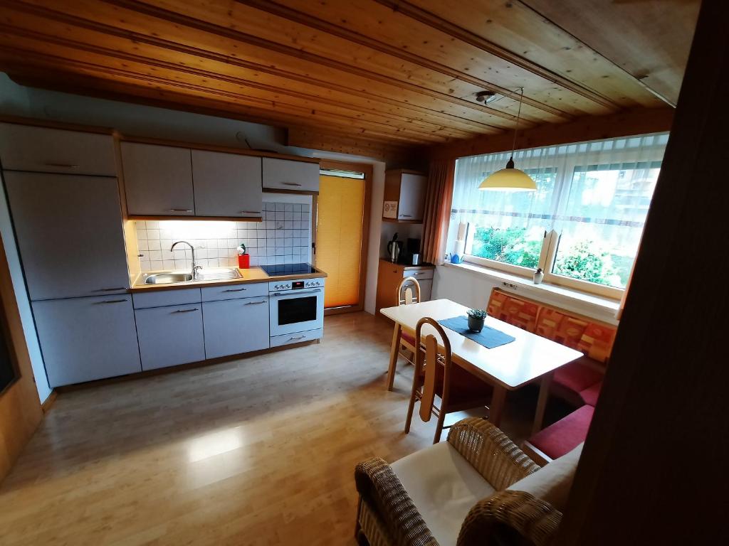 Kuchyň nebo kuchyňský kout v ubytování Appartements Anfang