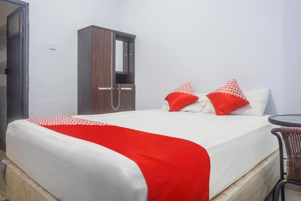 Un pat sau paturi într-o cameră la OYO 91759 Pondok Hikmah Makassar