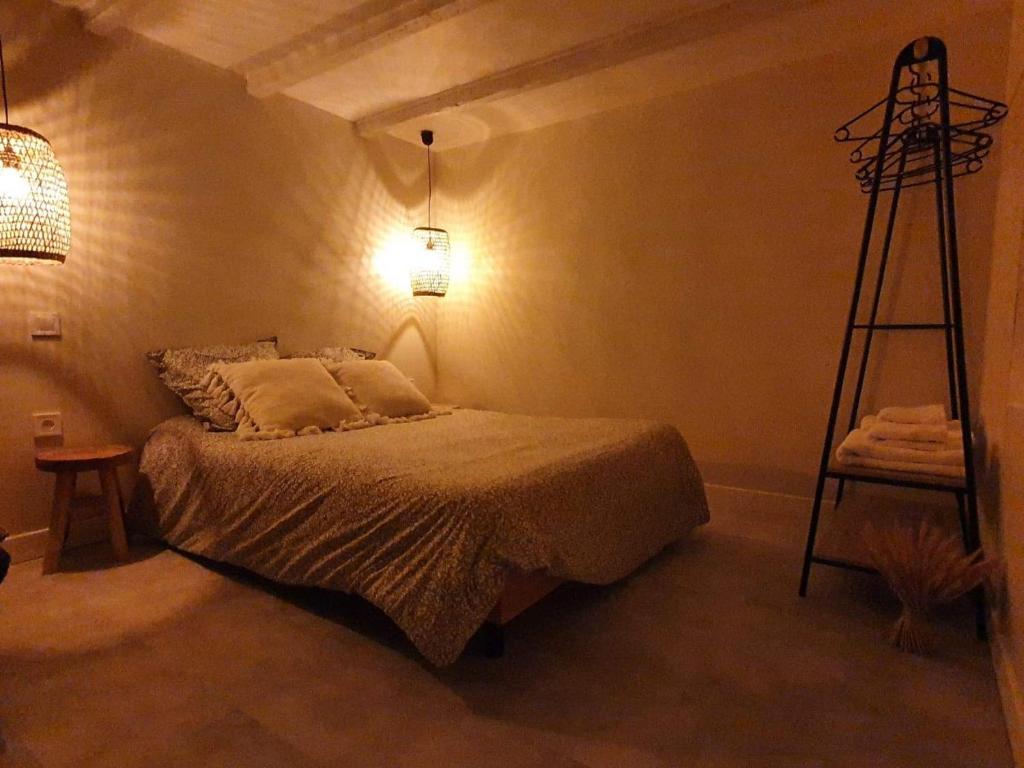 Posteľ alebo postele v izbe v ubytovaní Logement chaleureux avec parking gratuit