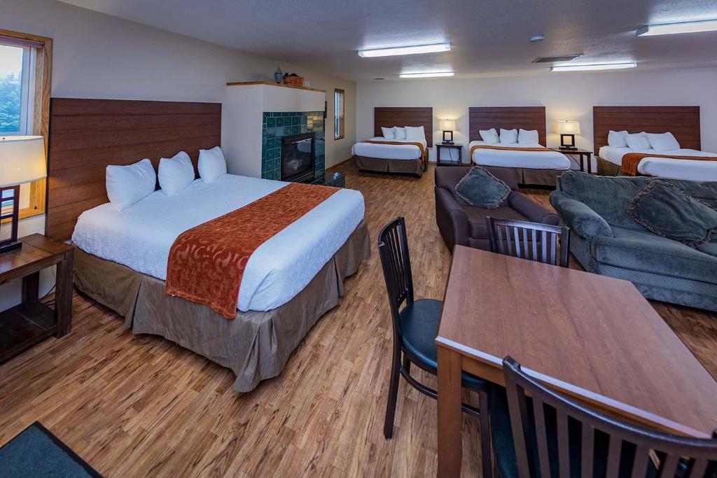 Postel nebo postele na pokoji v ubytování Nisqually Lodge