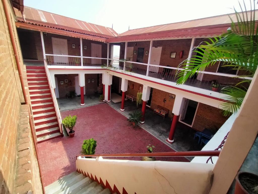 a view of the courtyard of a building at Naurang Yatri Niwas in Garli