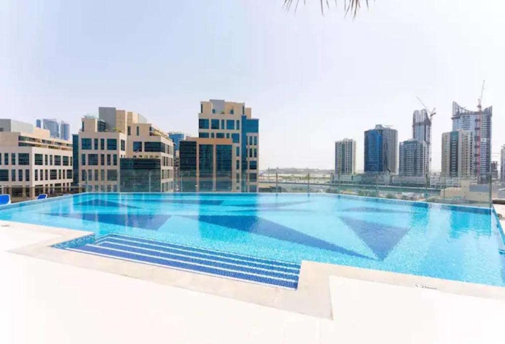 Bazén v ubytování Luton Vacation Homes - Elite Residence Downtown, Dubai nebo v jeho okolí