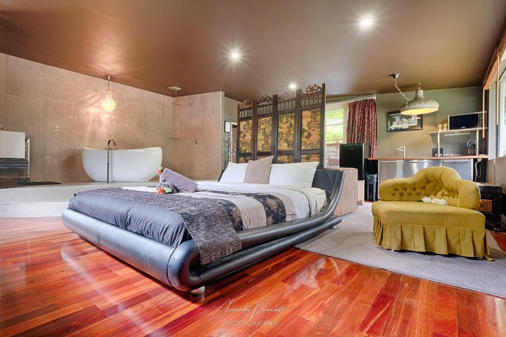 Postel nebo postele na pokoji v ubytování Mudstone Suites