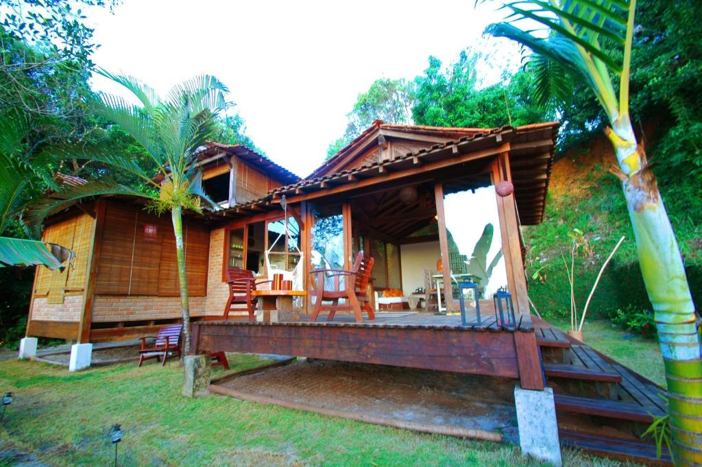 a small house with a porch and a patio at Casa Vista al Mar in Morro de São Paulo