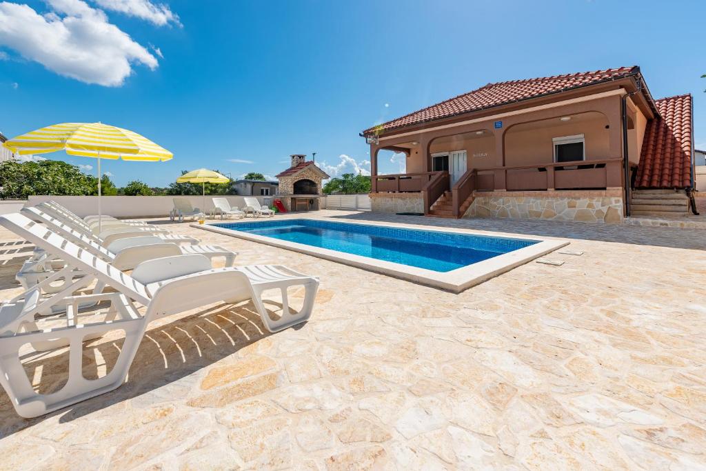 Bazén v ubytovaní Apartments Kiara & Lukas alebo v jeho blízkosti
