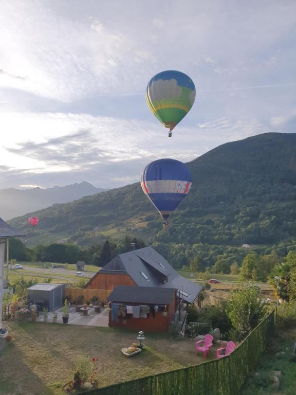 Widok na góry z tego domu w stylu alpejskim