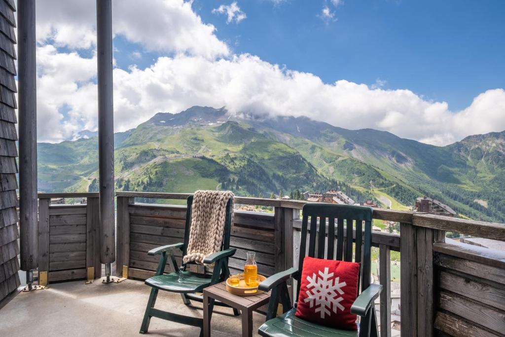 two chairs on a balcony with a view of mountains at Résidence Pierre & Vacances Atria-Crozats in Avoriaz