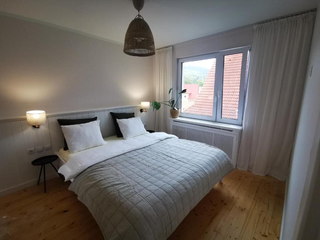 Ένα ή περισσότερα κρεβάτια σε δωμάτιο στο Leśniczówka