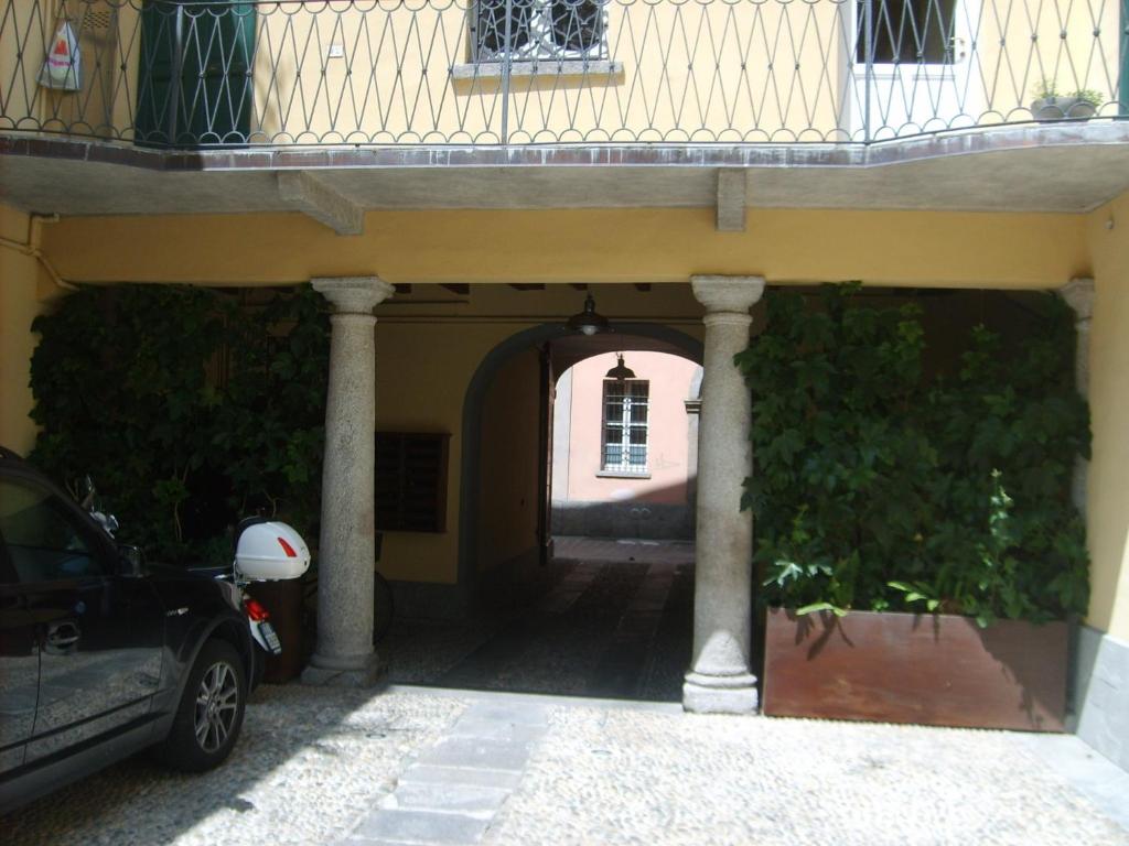 コモにあるLe Tre Porte Como Vacanzeの建物前に駐車する車