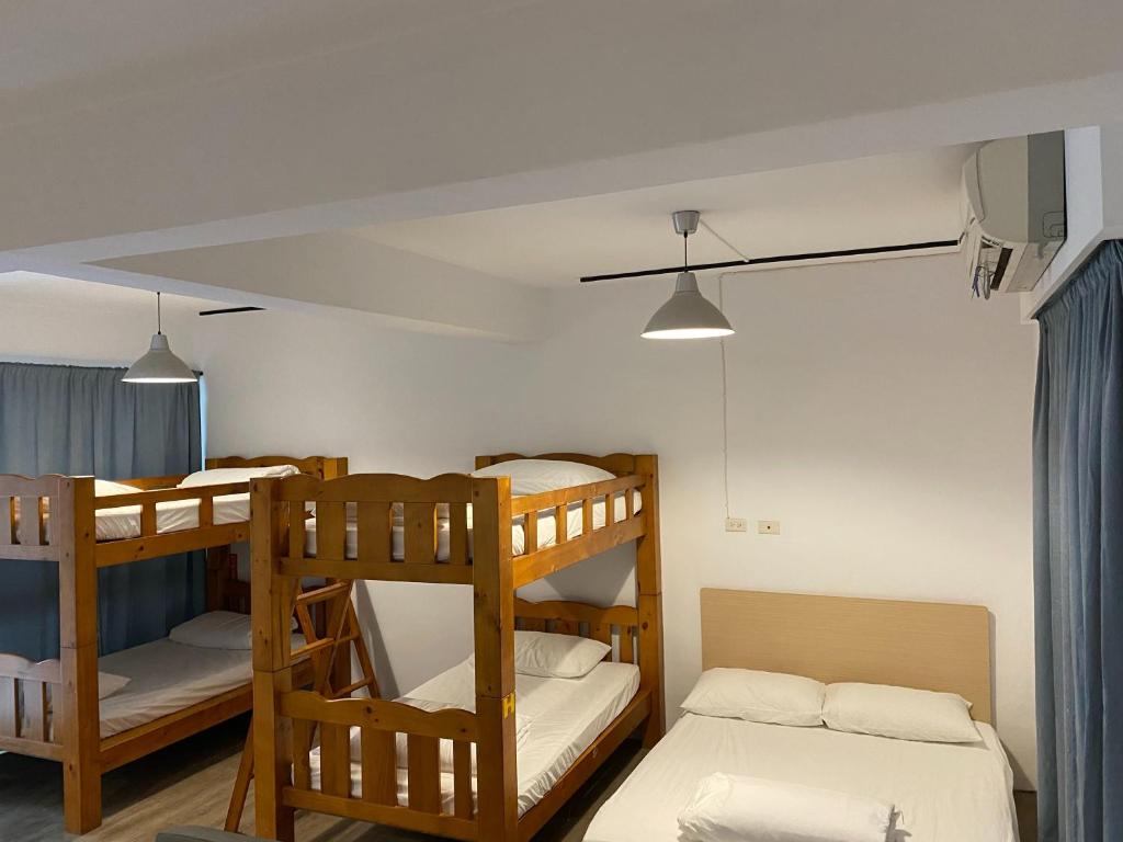 LongjingにあるDonghai Cottage Backpack Inn Suiteの二段ベッド3組が備わる部屋