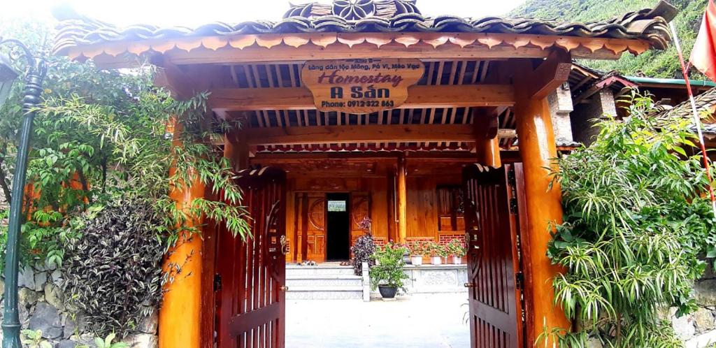 an entrance to a building with a sign on it at MeoVac Ethnic Homes in Mèo Vạc