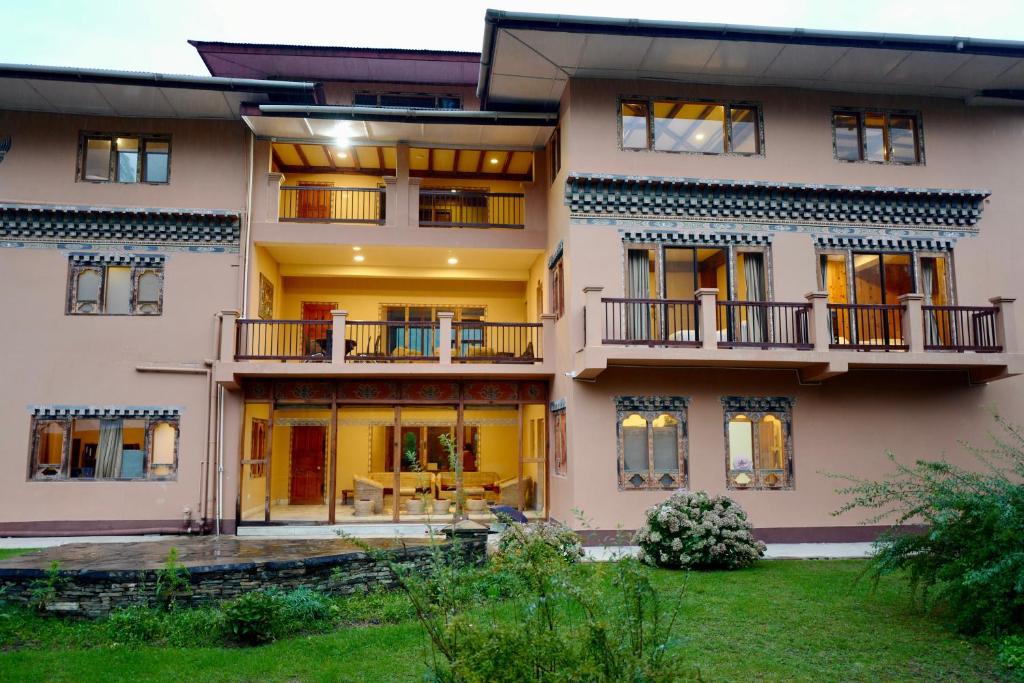 einen Blick auf ein großes Haus mit Hof in der Unterkunft Taktsang Village Resort in Paro
