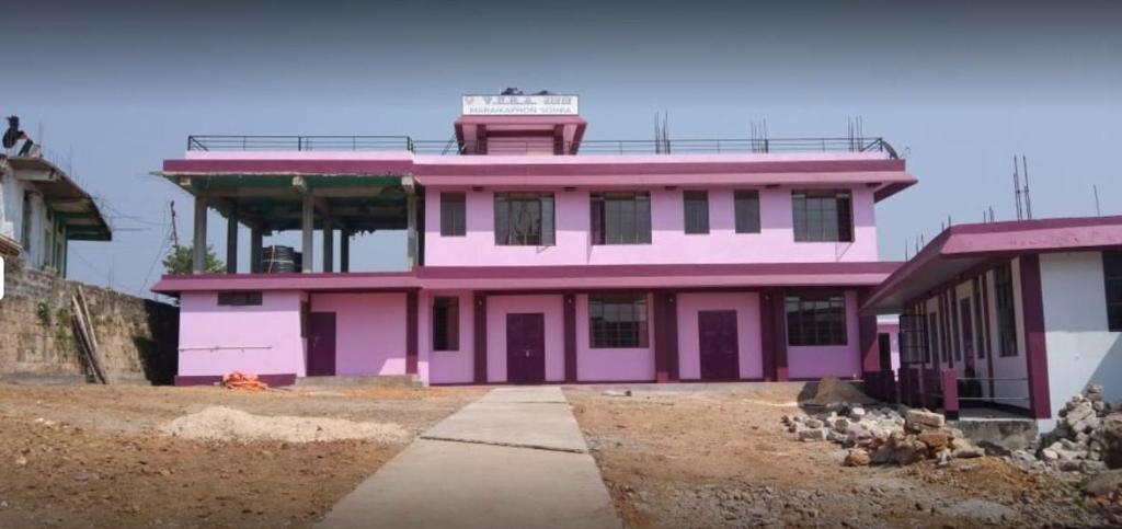 een roze gebouw met een bord erop bij VERA Inn in Cherrapunji