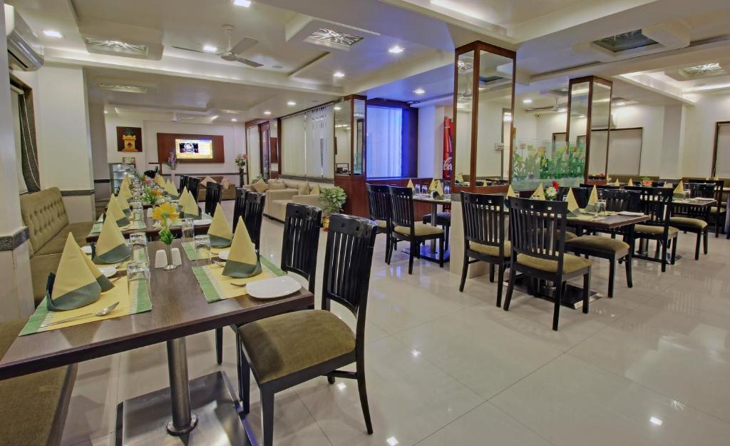 Restaurace v ubytování MARIGOLD-Newly Renovated Hotel