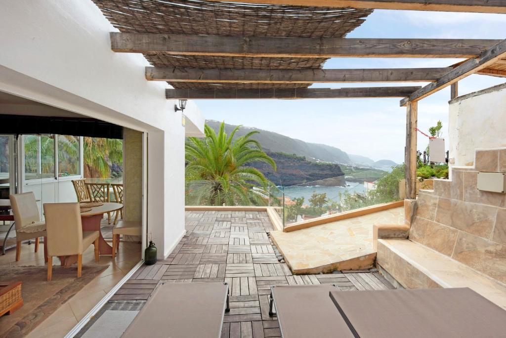 un balcón con vista al mar en Piso Loft tropical Doa, en San Marcos