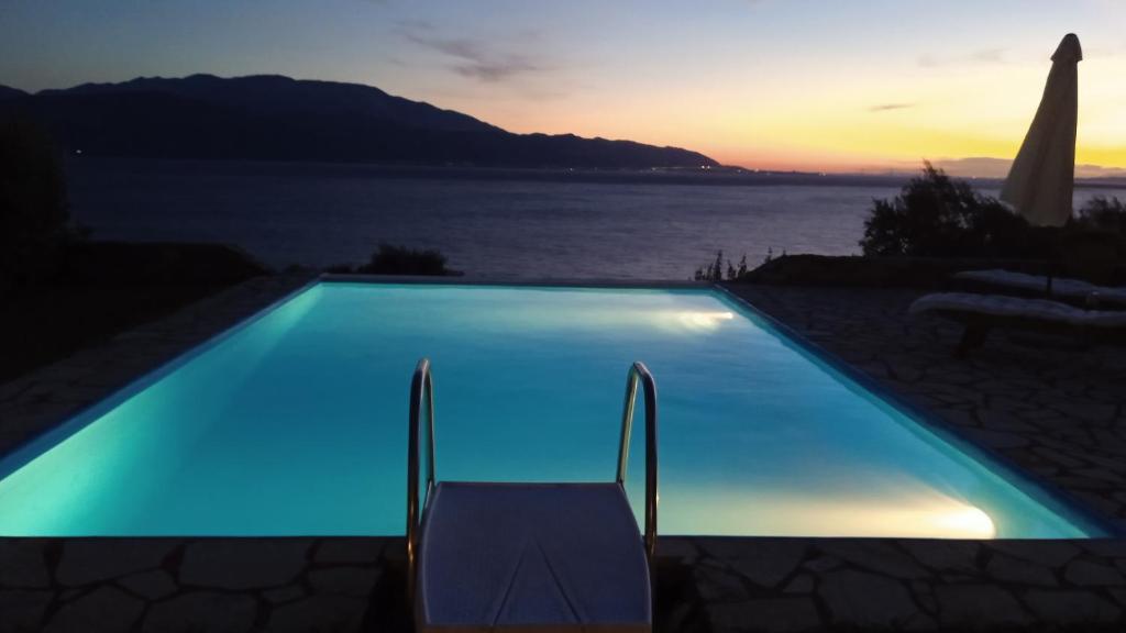 - une piscine en face de l'océan au coucher du soleil dans l'établissement PRINCESS OF BLUE EAGLES RETREAT, à Skaloma