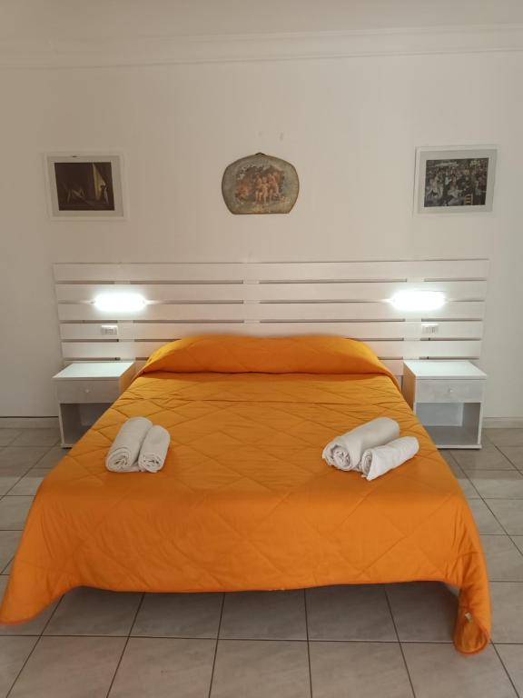 een slaapkamer met een bed met twee handdoeken erop bij B&B Al Dammuso in Agrigento