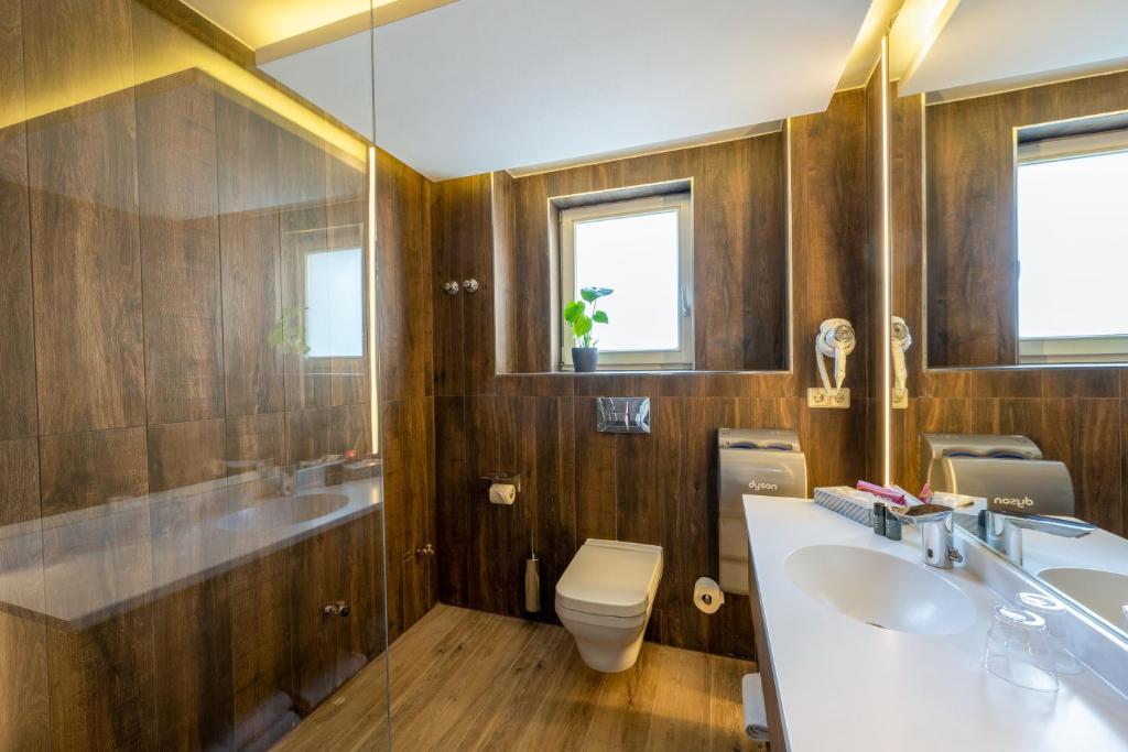 a bathroom with a toilet and a sink at Hotel Klassik Berlin in Berlin