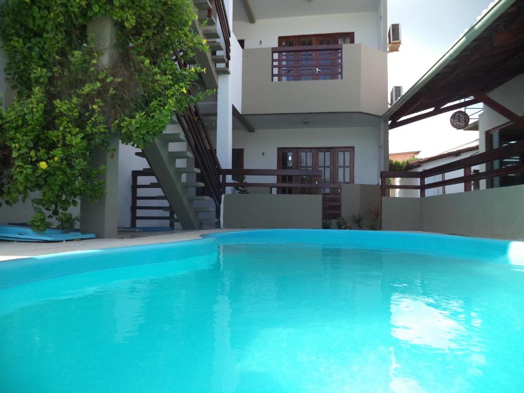uma piscina em frente a uma casa em Pousada Na Beira do Mar em Baía da Traição