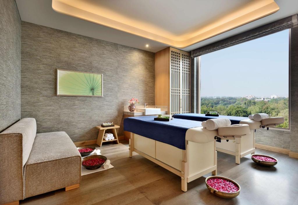 TV a/nebo společenská místnost v ubytování Radisson Noida