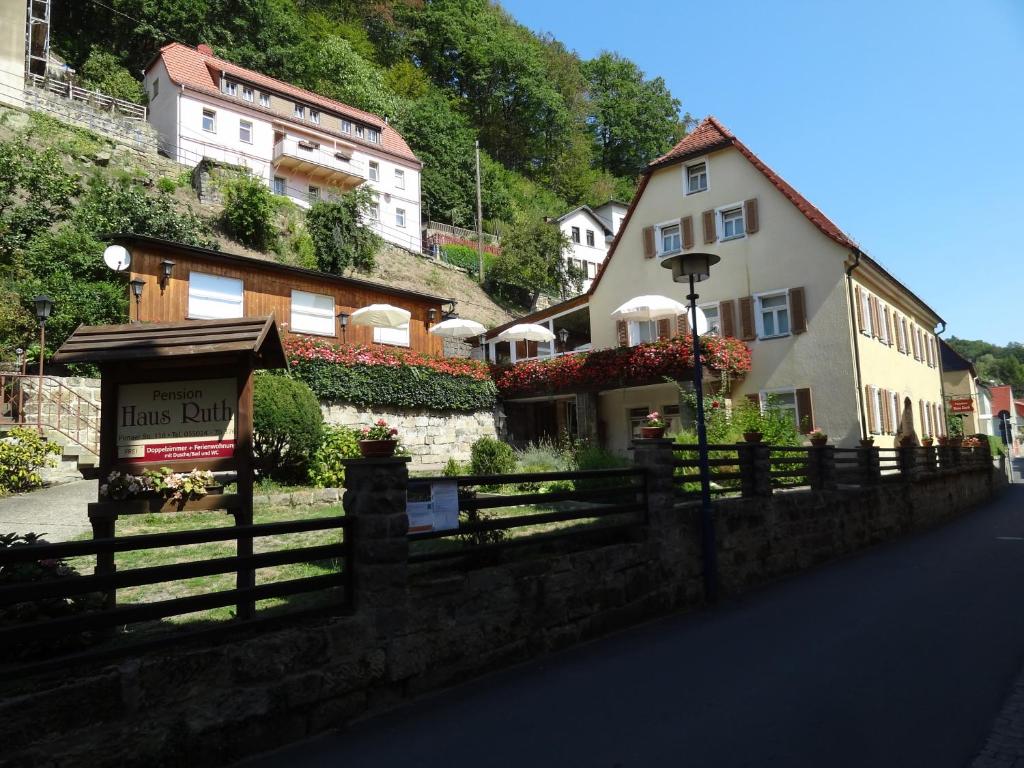 un bâtiment avec une clôture devant lui dans l'établissement Pension Haus Ruth - Gartenhaus, à Stadt Wehlen