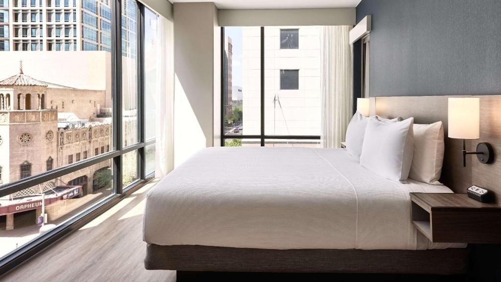 Postel nebo postele na pokoji v ubytování Hyatt Place Phoenix/Downtown