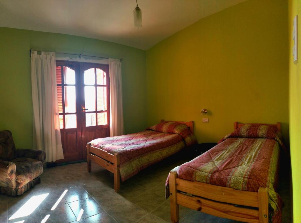 a bedroom with two beds and a window at Casa de Campo in San Rafael