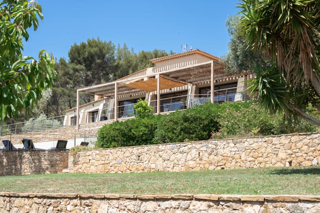 uma casa no topo de uma parede de pedra em Maison Chaban Sanary sur mer em Sanary-sur-Mer