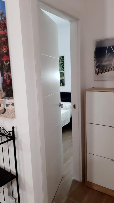 Postel nebo postele na pokoji v ubytování Luminoso y bonito apartamento con piscina en frente del mar