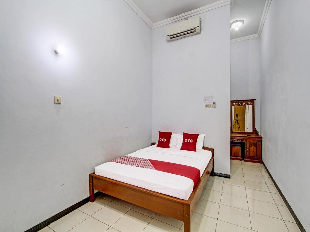 Ένα ή περισσότερα κρεβάτια σε δωμάτιο στο SUPER OYO 91748 Wisma Pkpri Purworejo