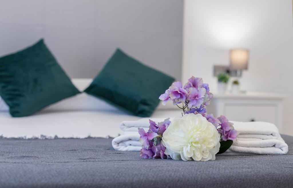 Łóżko lub łóżka w pokoju w obiekcie Luxe Vista Histórico 5 rooms 4 baños
