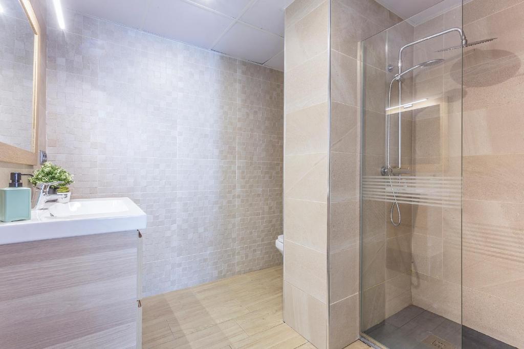 łazienka z prysznicem i umywalką w obiekcie Luxe Vista Histórico 5 rooms 4 baños w mieście Jerez de la Frontera