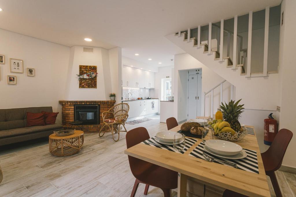 uma cozinha e sala de estar com mesa e cadeiras em Best Houses 65 - Sea & Surf House Consolação na Consolação