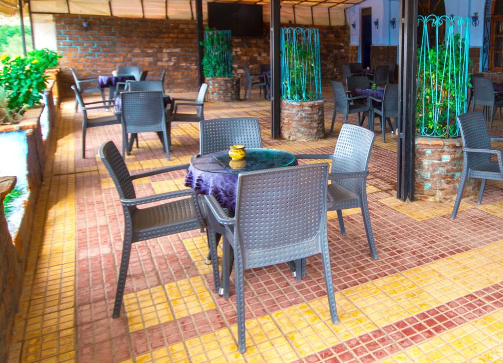 Un restaurante o sitio para comer en Hotel TOURAGHINE