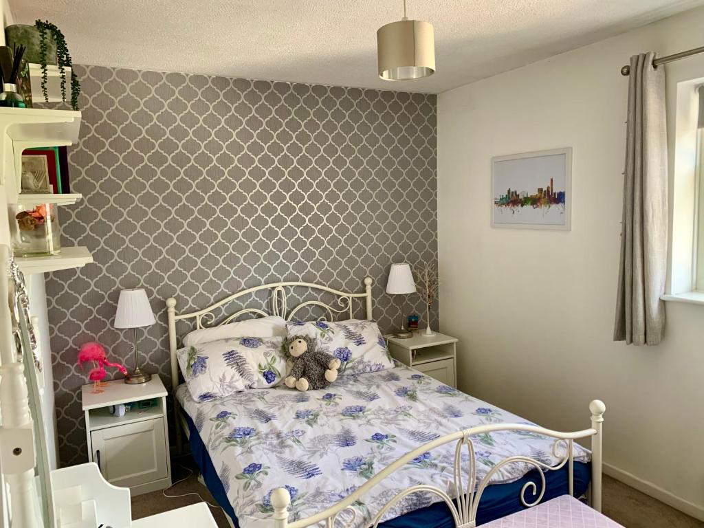 Lovely 2-Bed House in Bramley with Field View