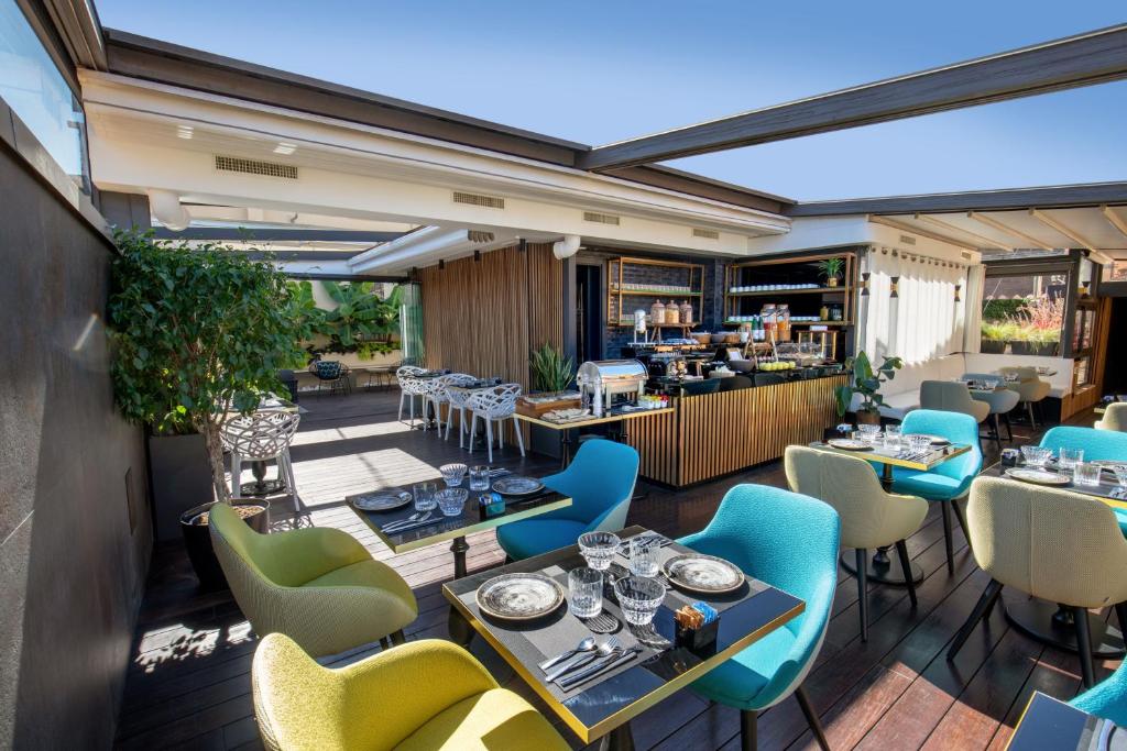 a restaurant with tables and chairs and a bar at Hotel Del Corso in Rome