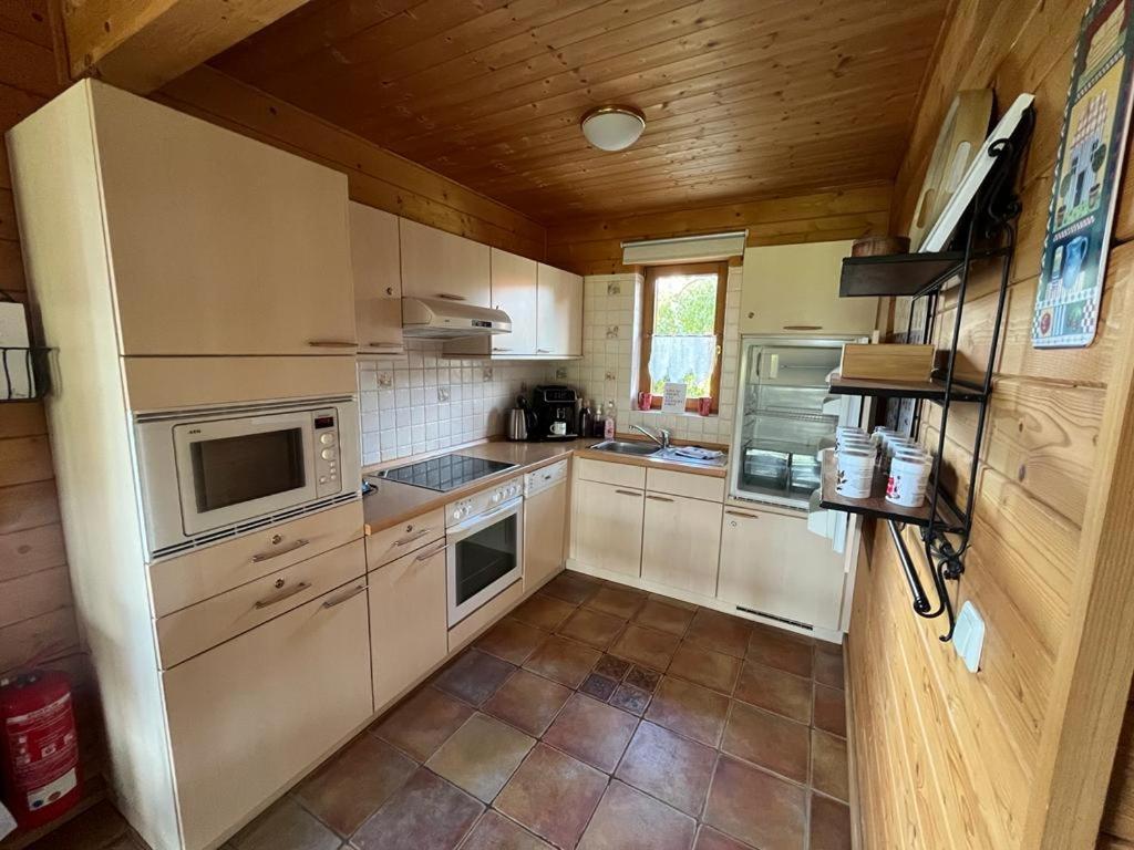 Kuchyň nebo kuchyňský kout v ubytování JS Feriendomizile Haus Sonnenschein Bettwäsche Handtücher inkl