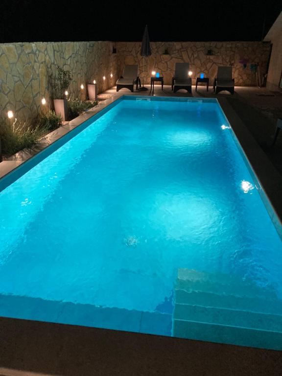 Bazén v ubytování Holiday Home Villa Monica nebo v jeho okolí