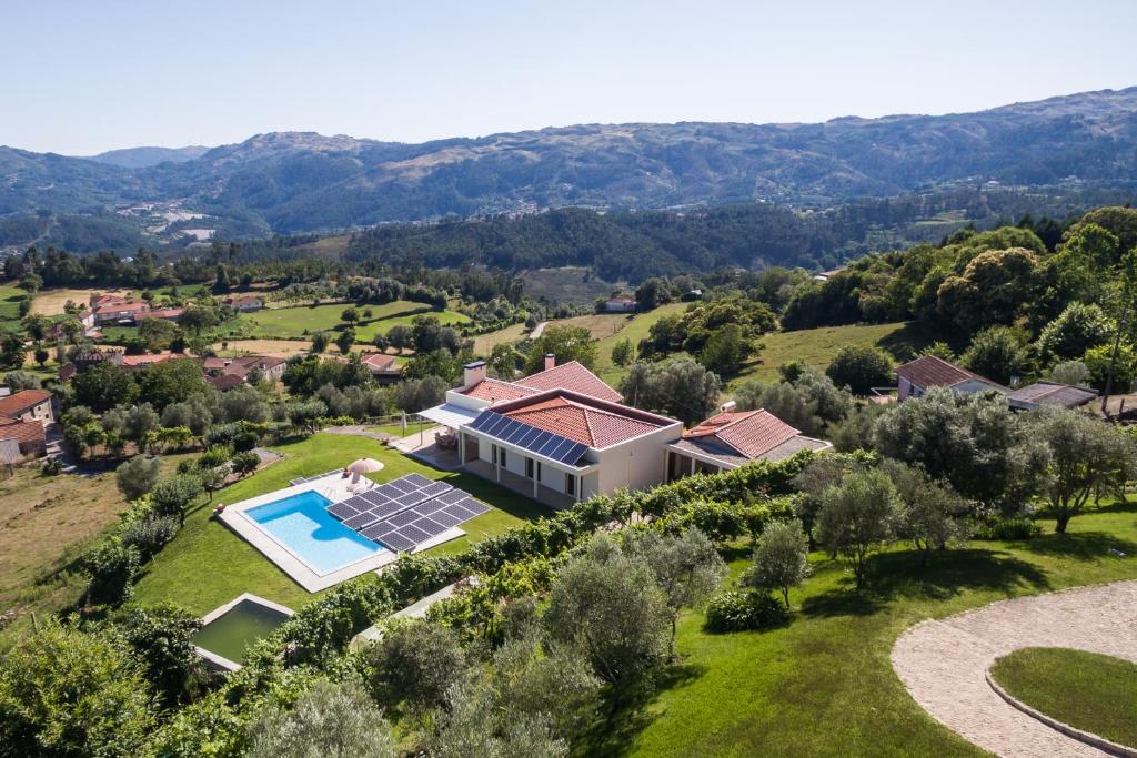 een luchtzicht op een villa met een zwembad en een huis bij Matos Casas de Campo in Cabeceiras de Basto