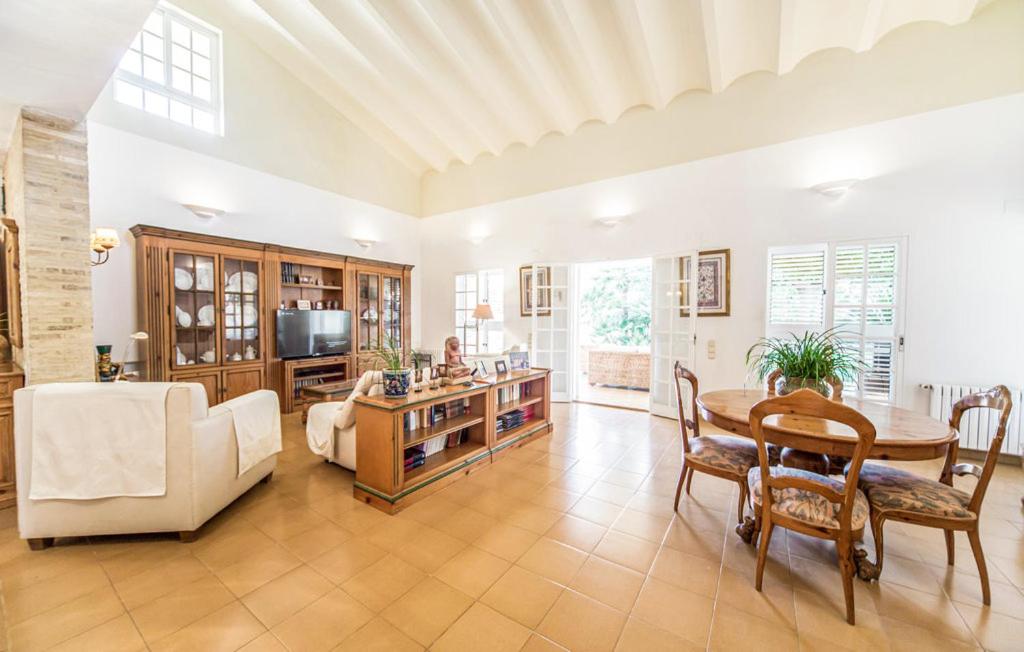 Posezení v ubytování Agradable Villa junto al mar con piscina