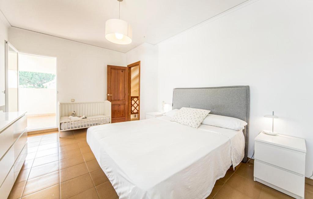 Postel nebo postele na pokoji v ubytování Agradable Villa junto al mar con piscina