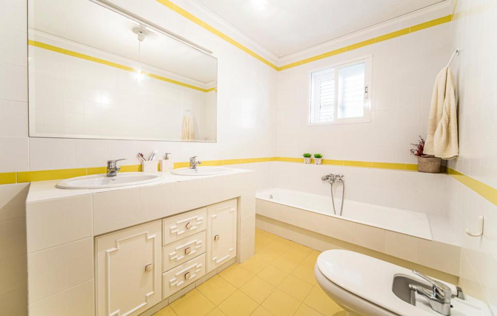 Koupelna v ubytování Agradable Villa junto al mar con piscina