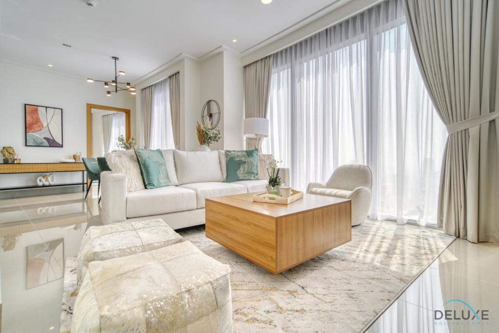Posezení v ubytování Extravagant 1BR at Opera Grand Downtown Dubai by Deluxe Holiday Homes