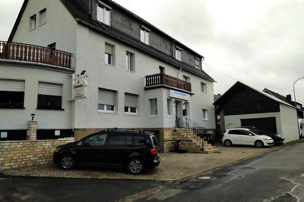 un coche negro estacionado frente a un edificio en Osteria Mediterranean, en Freirachdorf