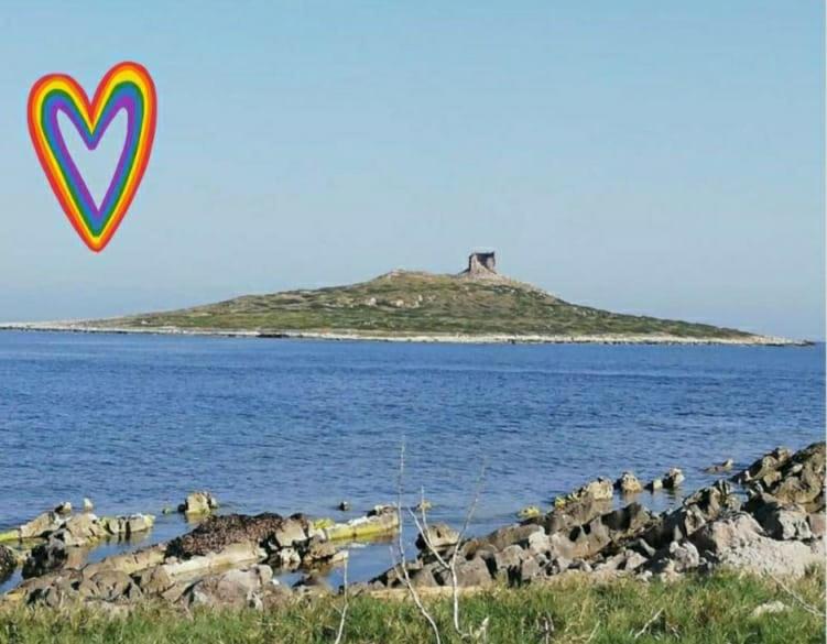 latawiec latający nad wyspą w wodzie w obiekcie Appartamento incantevole 90 mq a due passi mare mozzafiato w mieście Isola delle Femmine