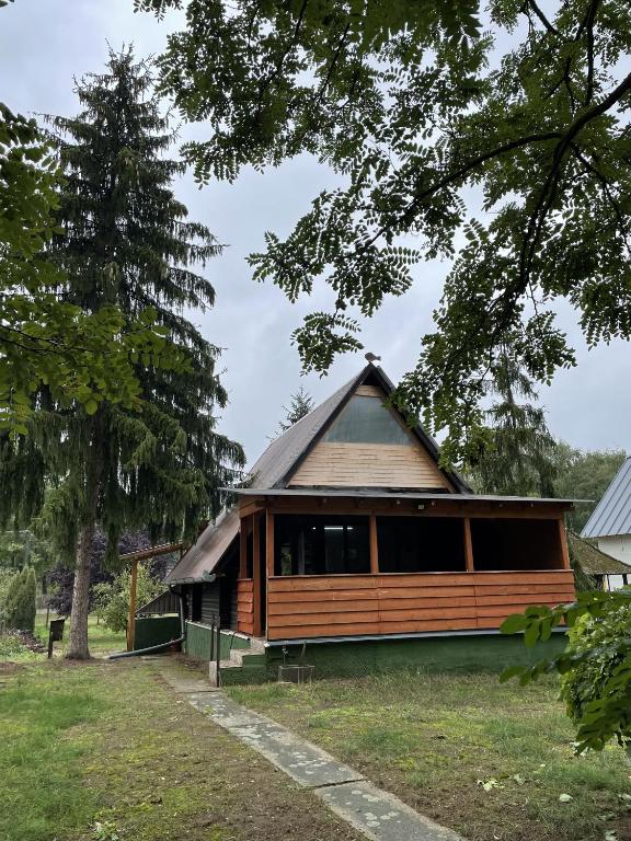 dom z dachem gambrel na polu w obiekcie Leveleki Vándor Vendégház w mieście Levelek