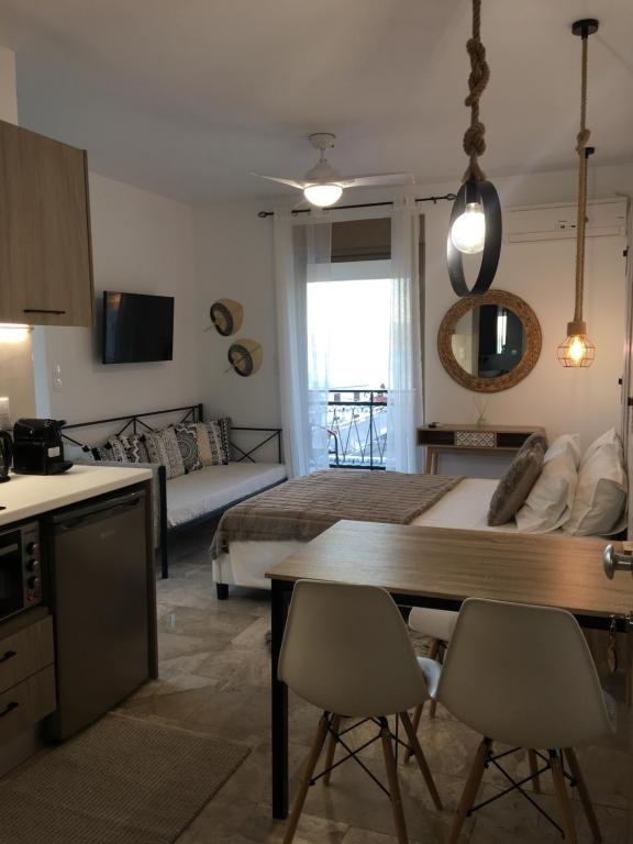 sypialnia z łóżkiem, stołem i krzesłami w obiekcie ANASTASIA LUXURY SUITES 2 w mieście Tolo