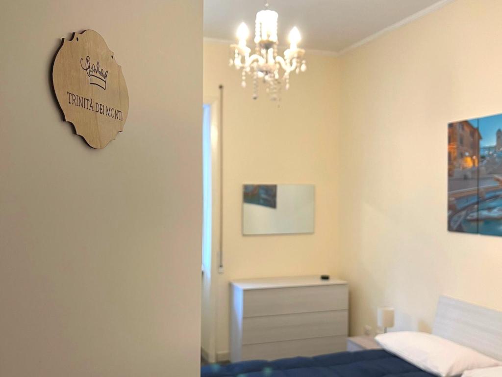 1 dormitorio con 1 cama y reloj en la pared en Palazzo Senesi, en Roma