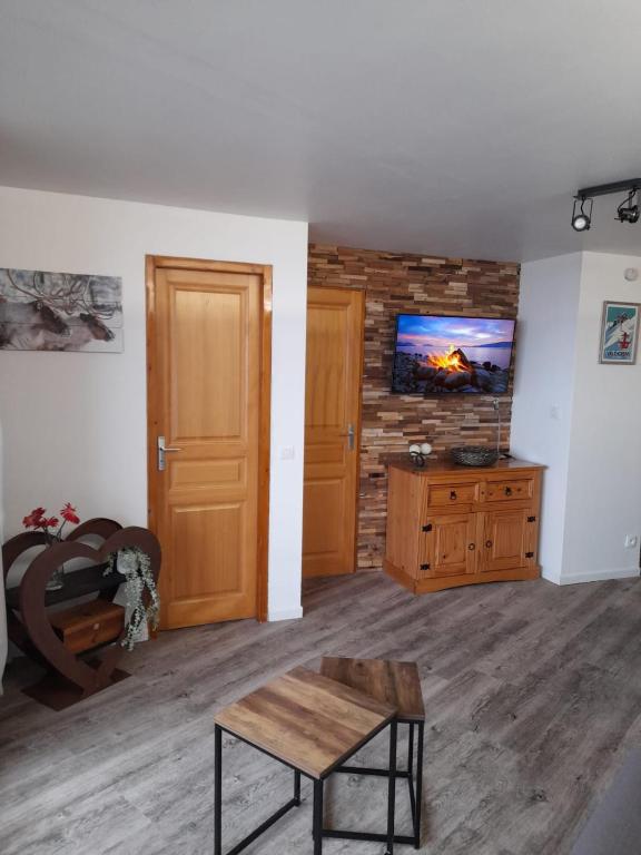 TV a/nebo společenská místnost v ubytování Chalet L'Hermine