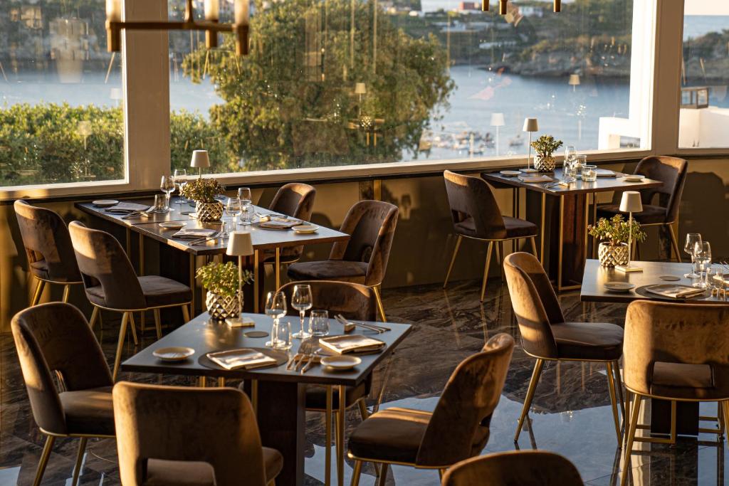 Výhled na řeku, která protéká v blízkosti hotelu